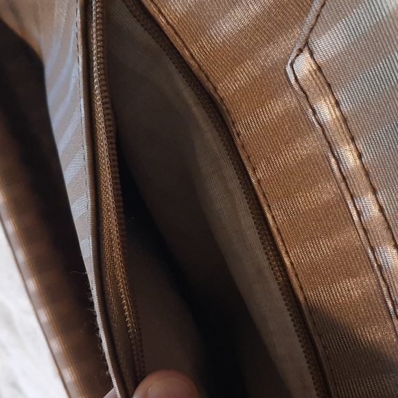 Gold Elephant clasp 3 compartment shoulder bag - Picture 5 of 7